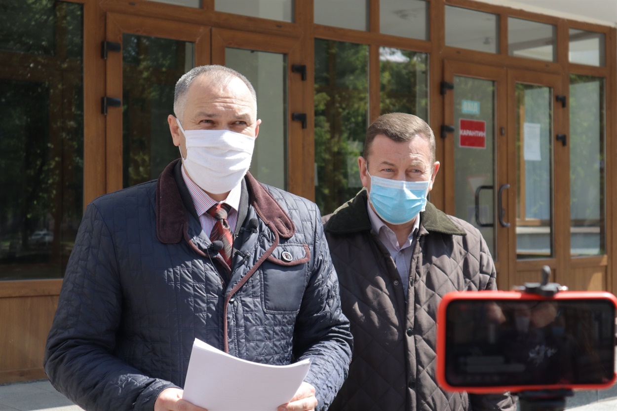 Дмитро Балко (зліва) та начальник відділу з питань надзвичайних ситуацій, оборонної та мобілізаційної роботи Червоноградської міської ради Іван Васько