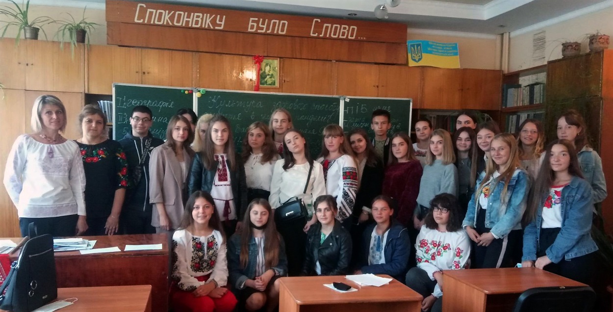 Група першокурсників, майбутніх кухарів-кондитерів, класний керівник Іванна Копоть, майстер виробничого навчання Наталія Сікора.
