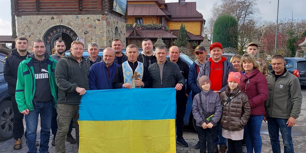 Перед поїздкою на схід автомайданівців благословляє настоятель церкви Превсятої Богородиці Владичиці України отець Володимир Ващук.
