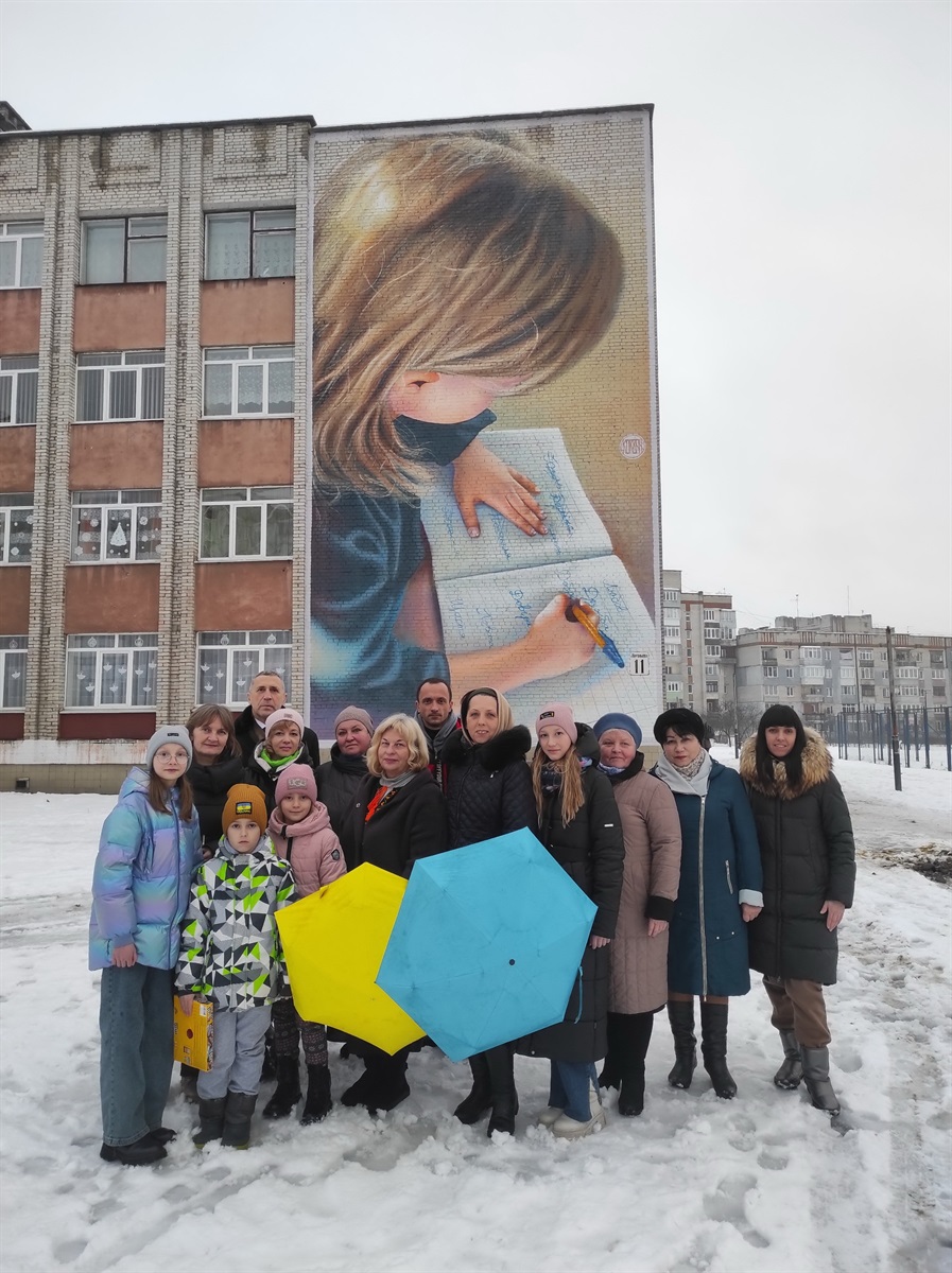 Ірина Сельницька з однодумцями, учнями і вчителями Гімназії №3 та представниками міської влади під час відкриття першого муралу у Червонограді.