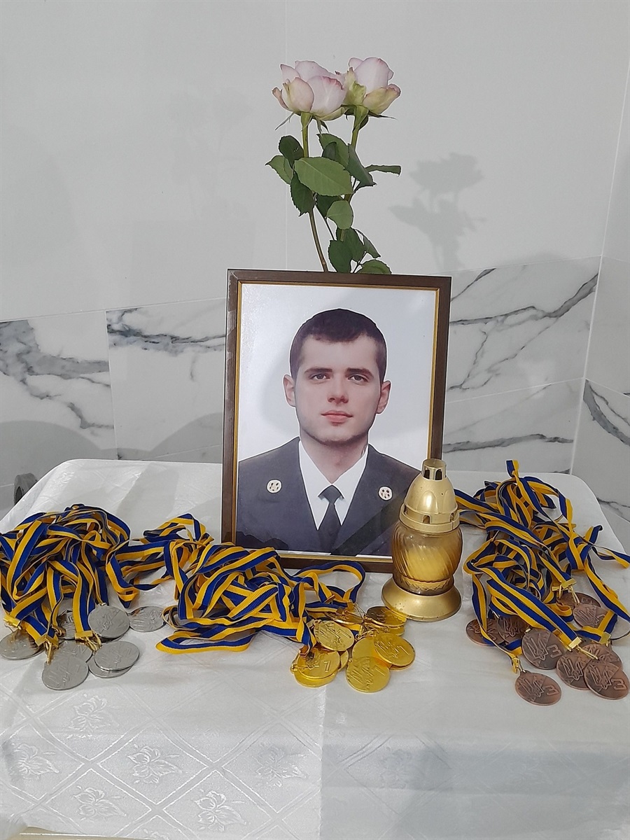Солдат Збройних сил України Віктор Сивак героїчно загинув у бою із російськими окупантами 19 червня 2014 року поблизу села Закітне Донецької області.